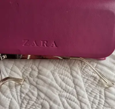 Gafas de sol Zara con estuche fucsia - miniatura 2