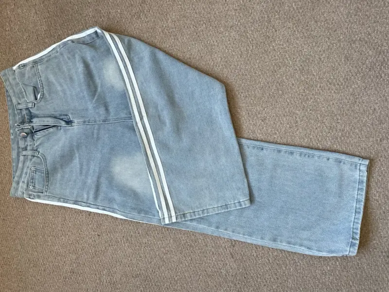 Jeans de mezclilla azul claro con franjas laterales - 1