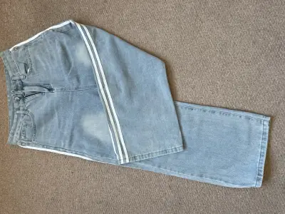 Jeans de mezclilla azul claro con franjas laterales - miniatura 1