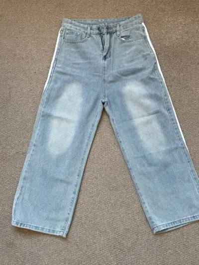 Jeans de mezclilla azul claro con franjas laterales - miniatura 2