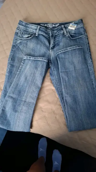 Jeans de mezclilla azul con bordado - miniatura 1