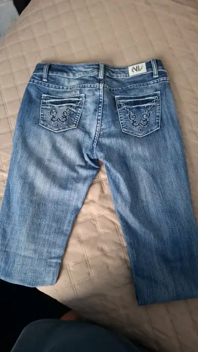 Jeans de mezclilla azul con bordado - miniatura 2