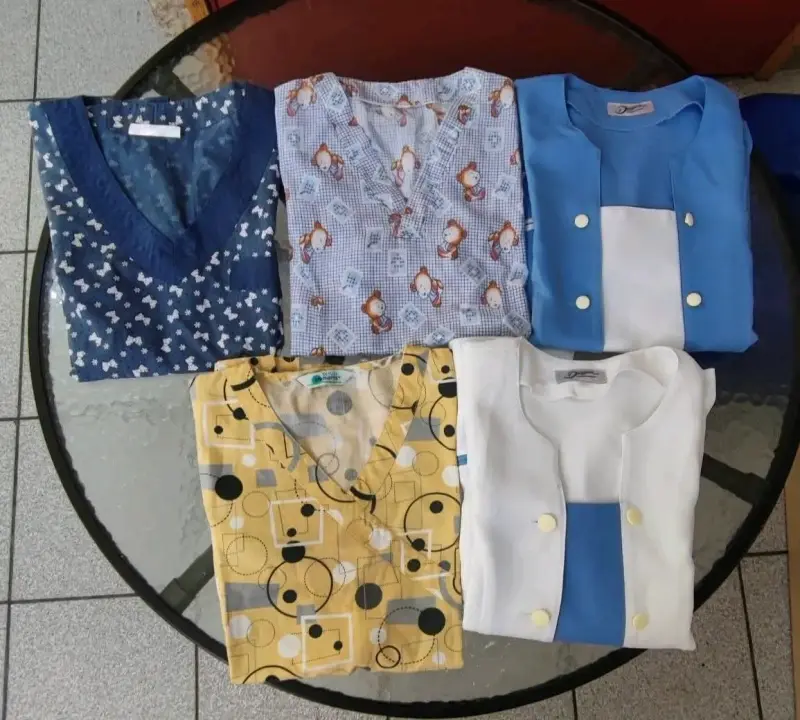 Conjunto de poleras clínicas estampadas para mujer