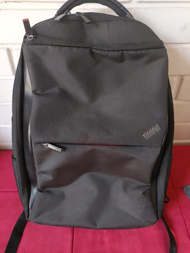 Mochila Lenovo ThinkPad negra con compartimentos - 1