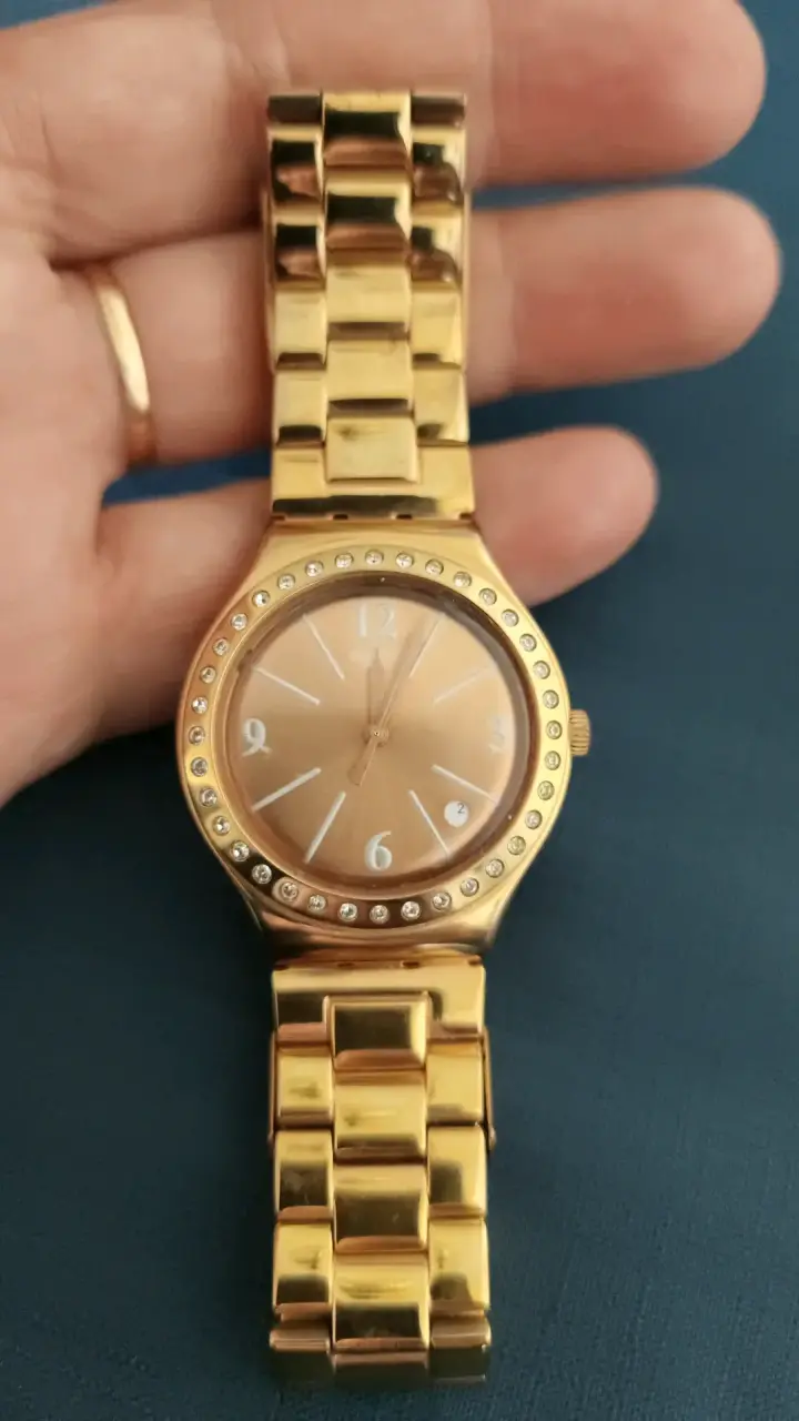 Reloj dorado Swatch con cristales - 2