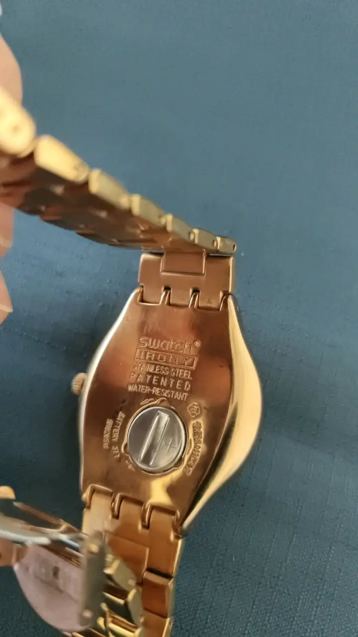 Reloj dorado Swatch con cristales - 3