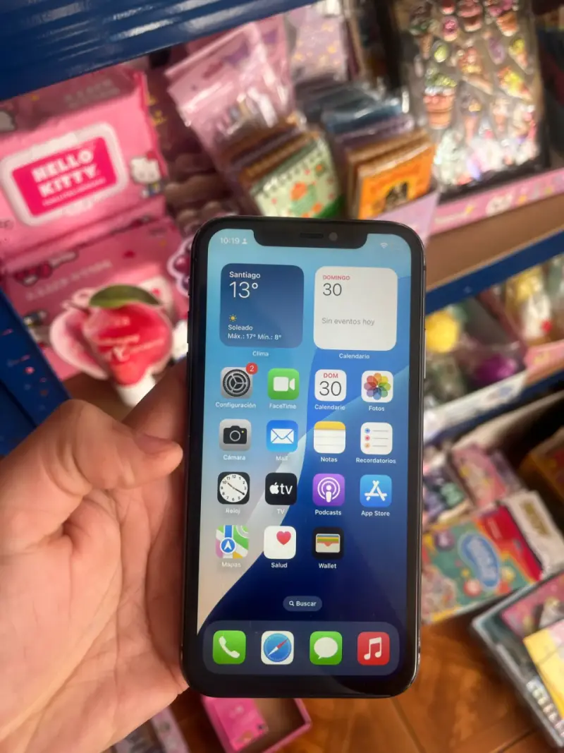 iPhone 11 en buen estado con batería al 73% - 1