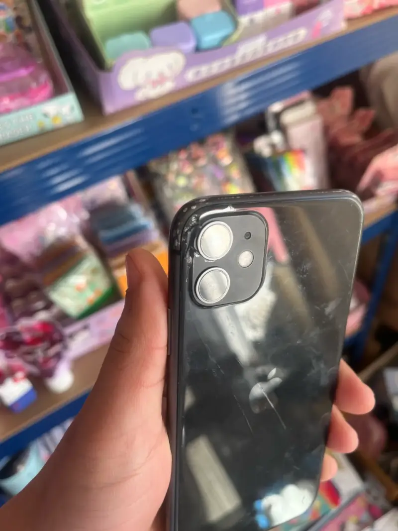 iPhone 11 en buen estado con batería al 73% - 4