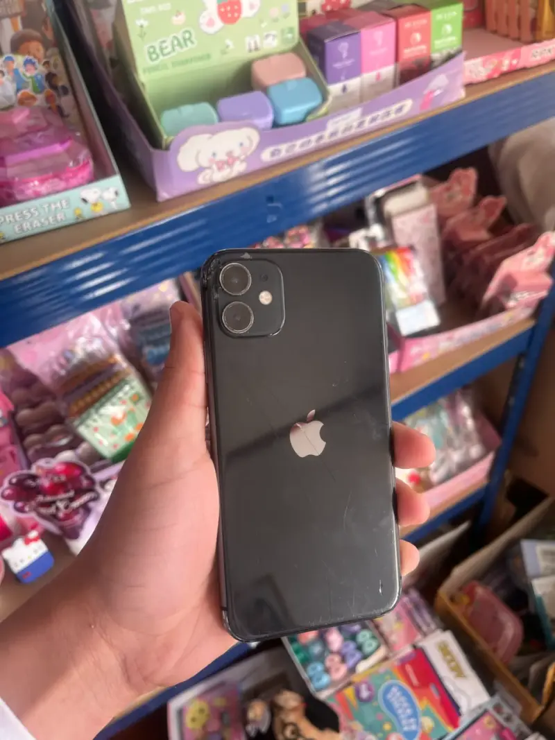 iPhone 11 en buen estado con batería al 73% - 5