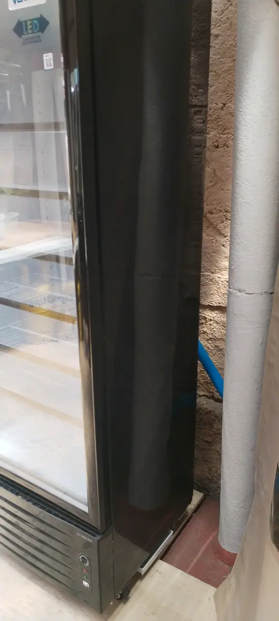 Refrigerador exhibidor Ventus con iluminación LED - 1