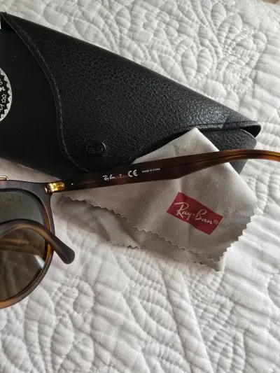 Gafas de sol Ray-Ban con estuche y paño - miniatura 2