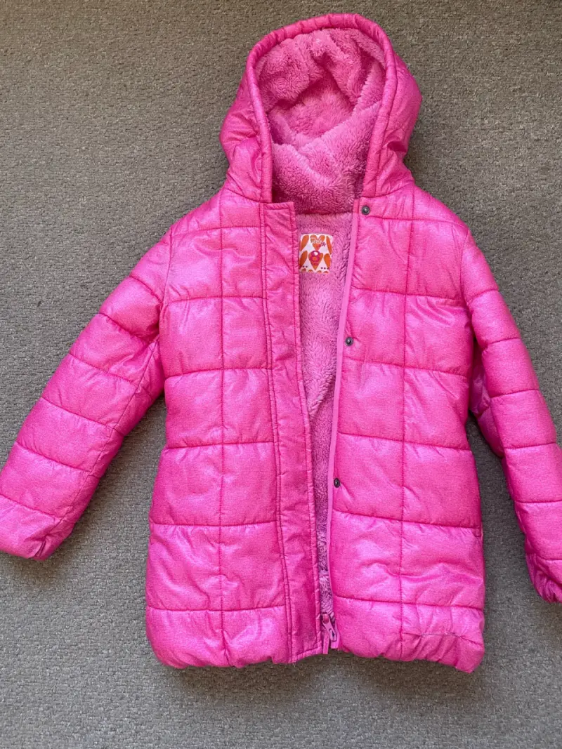 Chaqueta acolchada rosa para niña con capucha