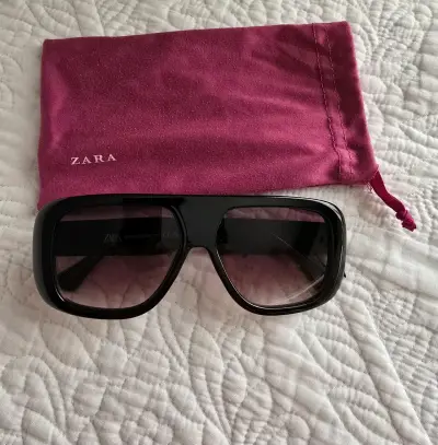 Gafas de sol cuadradas negras Zara con funda - miniatura 1