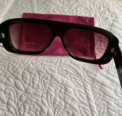 Gafas de sol cuadradas negras Zara con funda - miniatura 2
