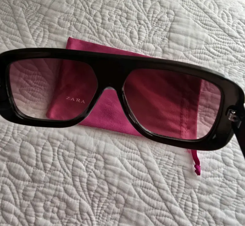 Gafas de sol cuadradas negras Zara con funda - 3