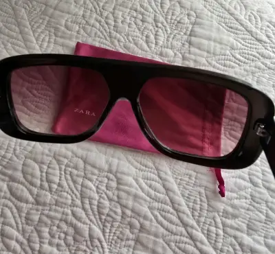 Gafas de sol cuadradas negras Zara con funda - miniatura 3