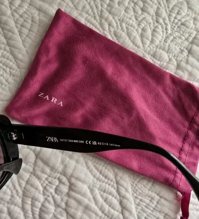 Gafas de sol cuadradas negras Zara con funda - miniatura 4