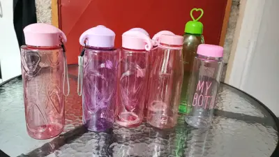 Set de botellas plásticas de colores con tapa - miniatura 1