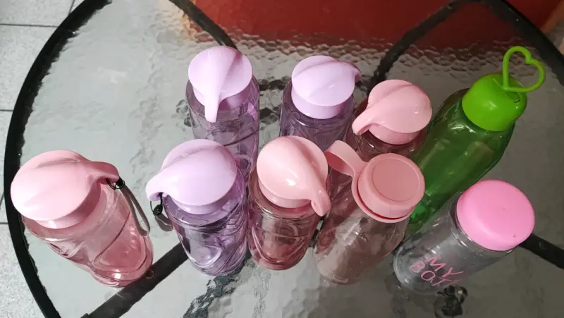 Set de botellas plásticas de colores con tapa - 2