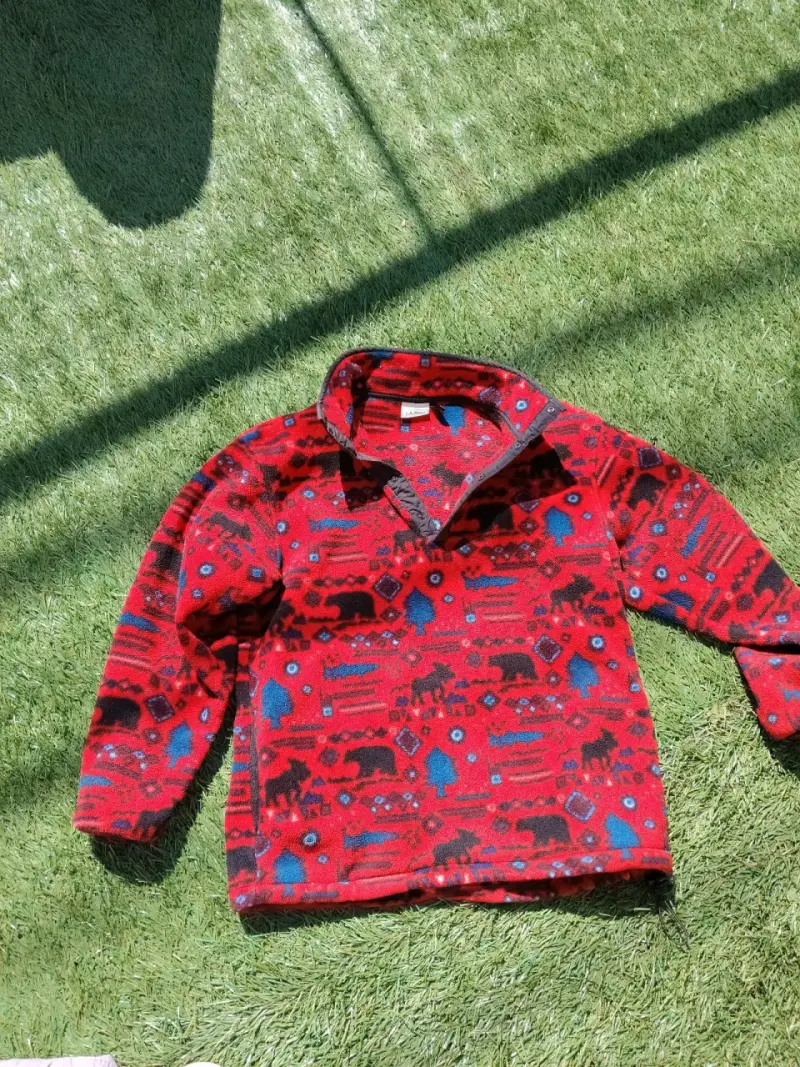 Polar rojo con diseño de animales y árboles