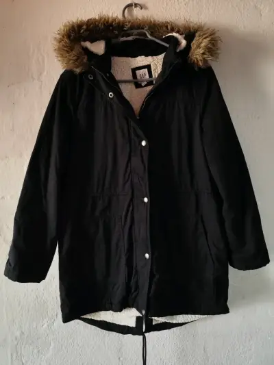 Parka negra con capucha de piel sintética GAP - miniatura 1