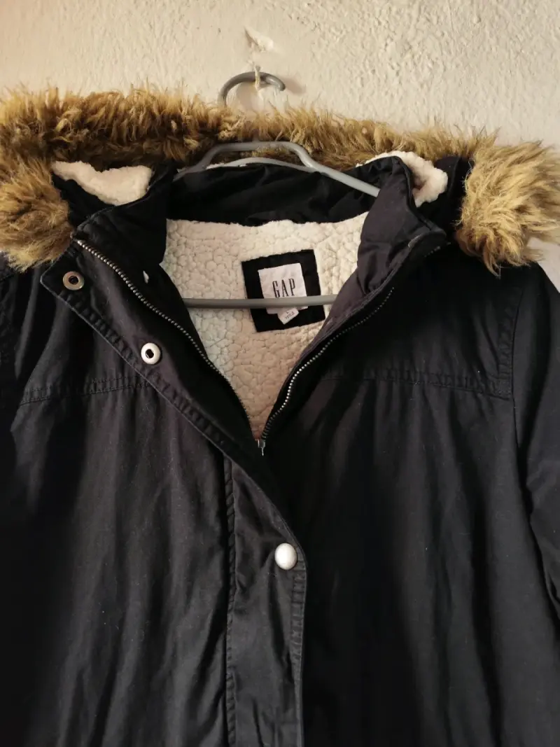 Parka negra con capucha de piel sintética GAP - 2