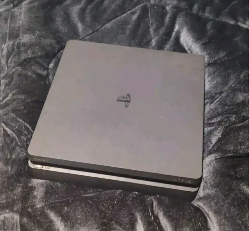 Consola PlayStation 4 Slim en buen estado - 1
