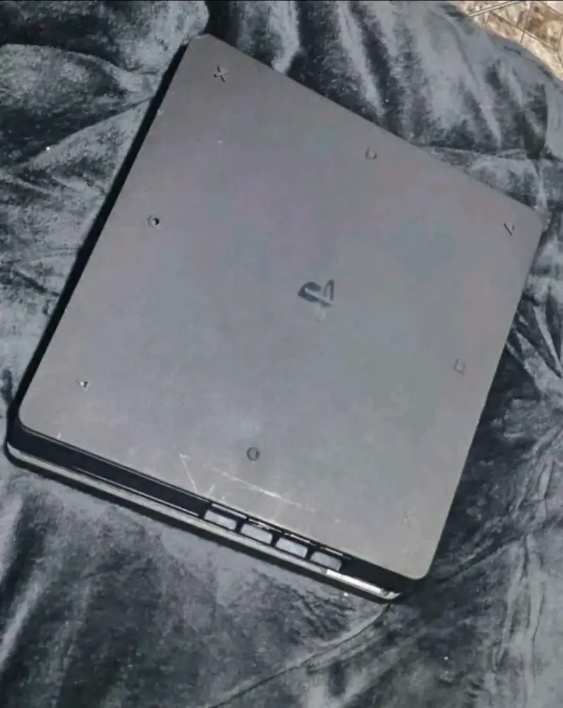 Consola PlayStation 4 Slim en buen estado - 2