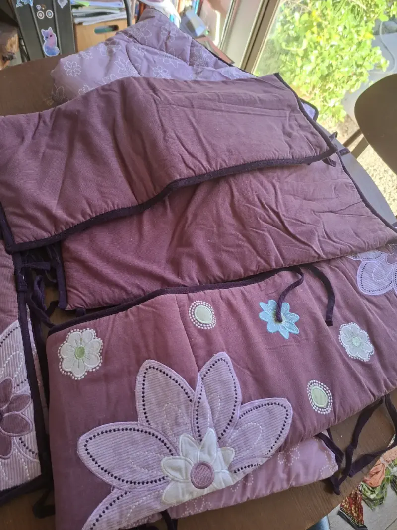 Protector de cuna NoJo floral morado - 2