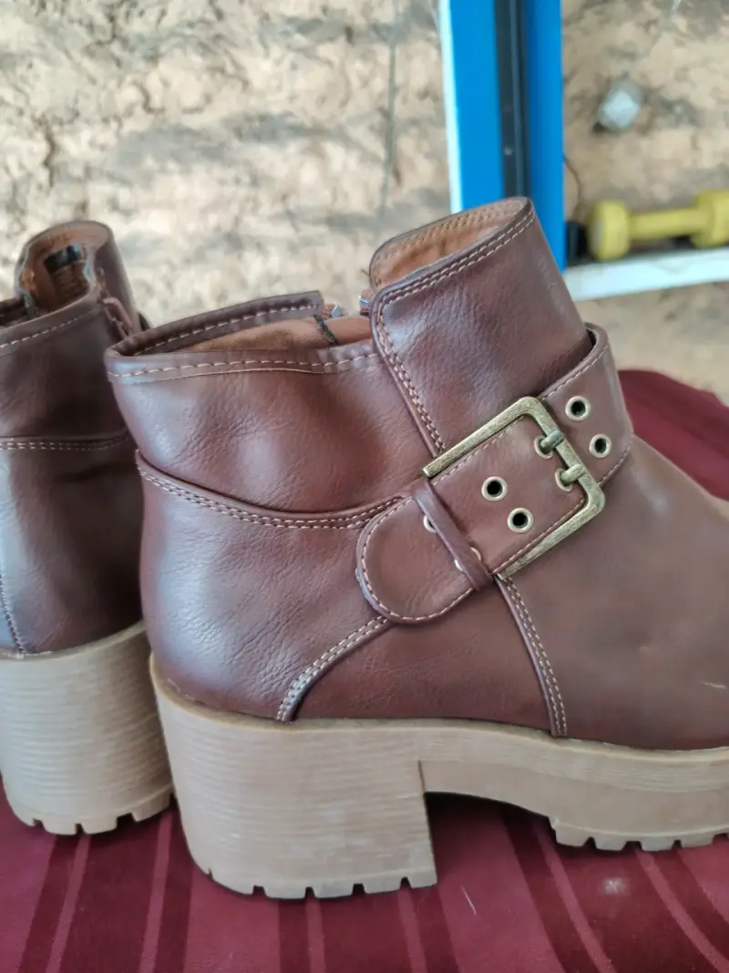 Botines de cuero marrón con hebilla - 1