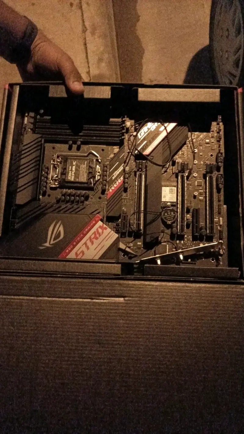 Placa Madre ASUS ROG Strix Z490-H Gaming - 1