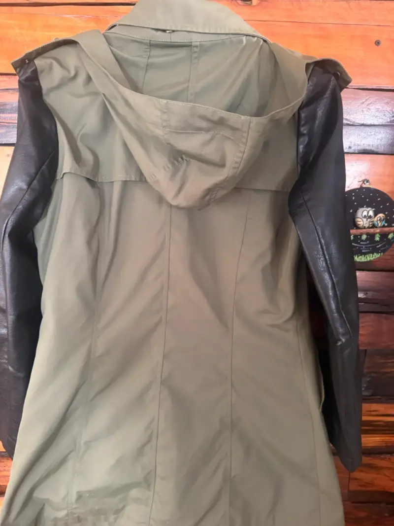 Abrigo verde con mangas de ecocuero IO - 3