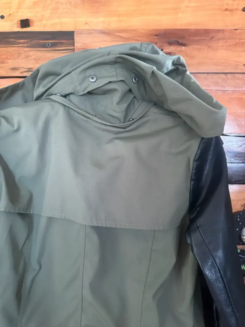 Abrigo verde con mangas de ecocuero IO - 4