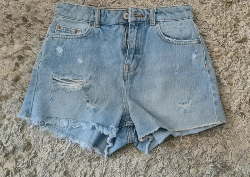 Shorts de mezclilla desgastados Zara para mujer - 1