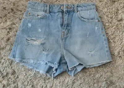 Shorts de mezclilla desgastados Zara para mujer - miniatura 1