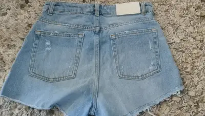 Shorts de mezclilla desgastados Zara para mujer - miniatura 2