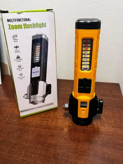 Linterna de emergencias con zoom y carga solar - miniatura 2