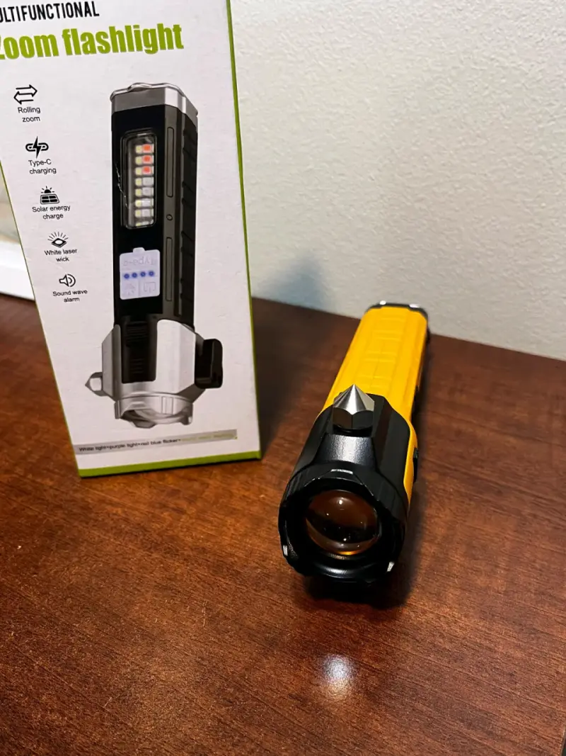 Linterna de emergencias con zoom y carga solar - 3
