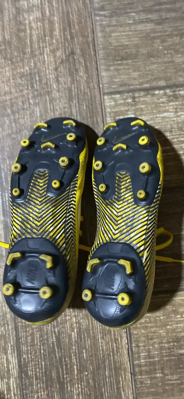 Zapatillas de fútbol Nike amarillas para niños - 2
