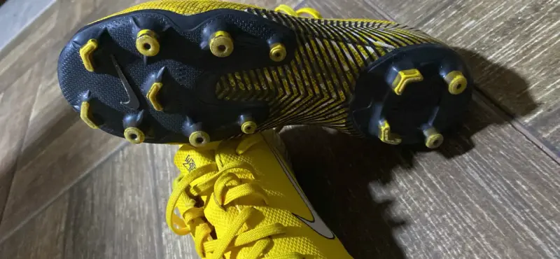 Zapatillas de fútbol Nike amarillas para niños - 5