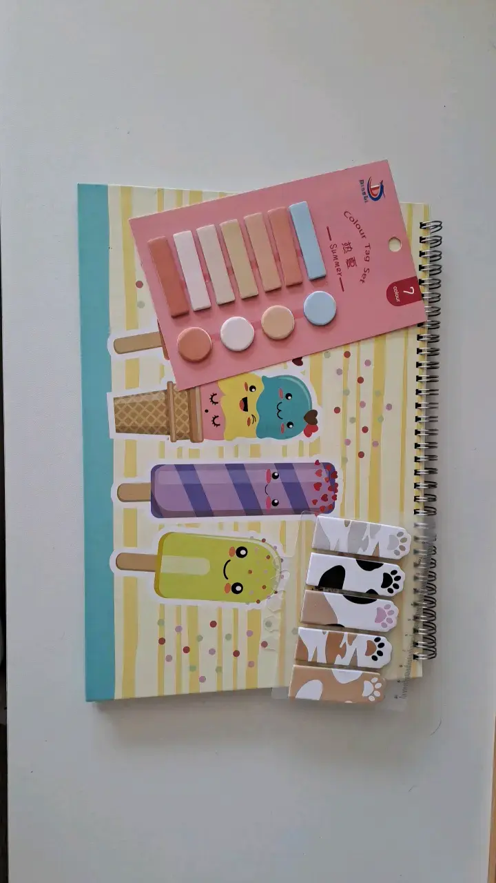 Planificador semanal y post its de colores.