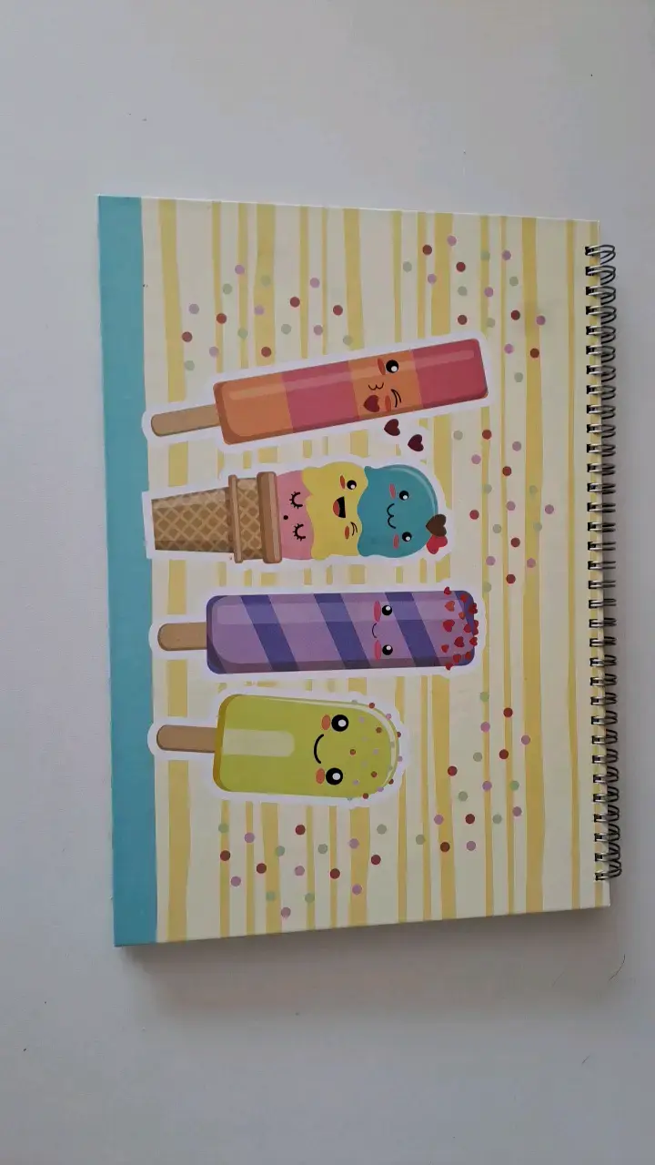 Planificador semanal y post its de colores. - 2