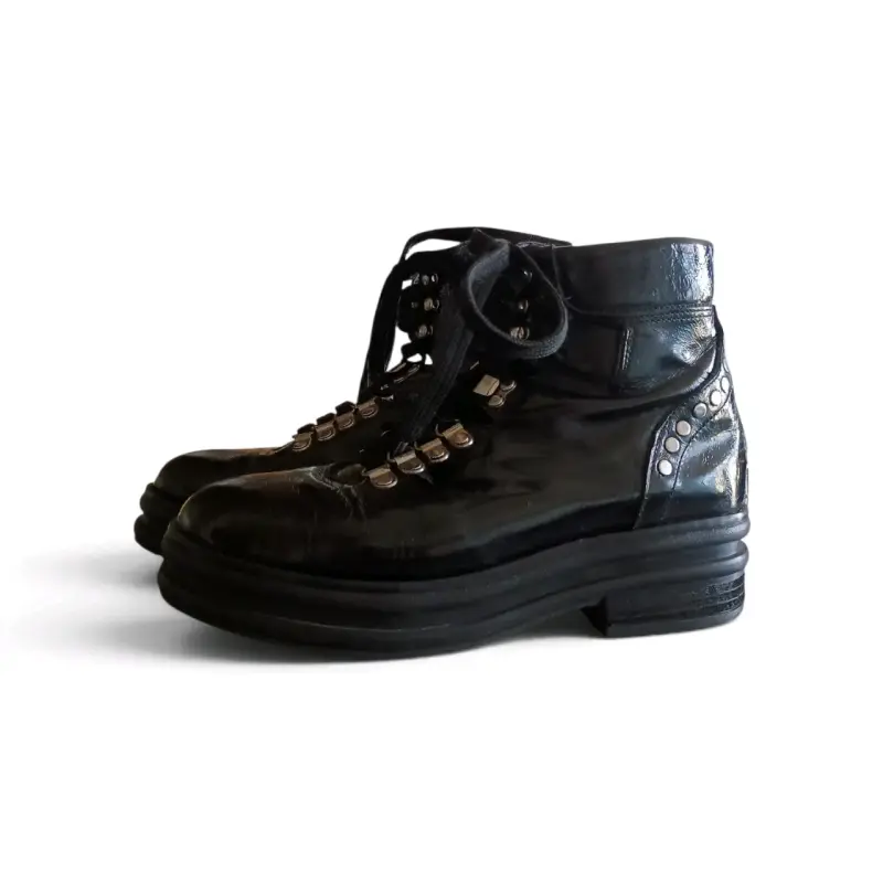 Botines de cuero negro con tachuelas - 1