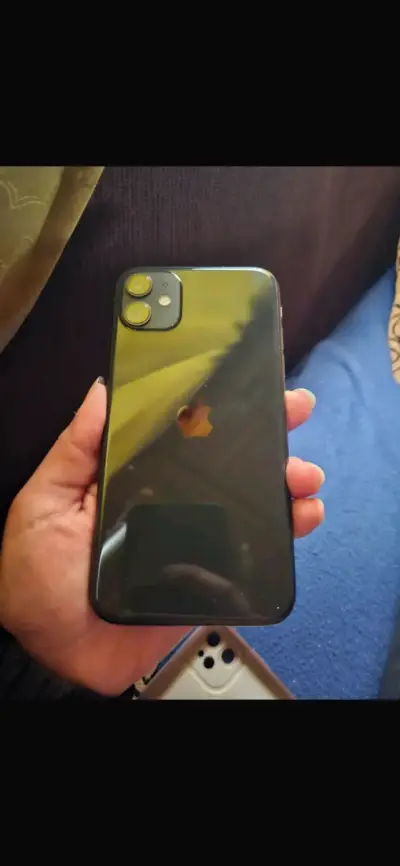 iPhone 11 en buen estado color negro - miniatura 1