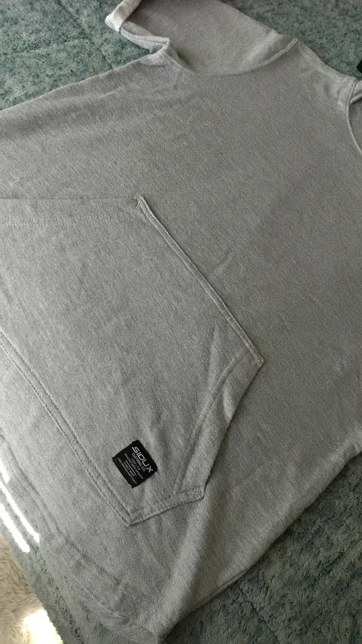 Polerón gris con capucha y bolsillo frontal - 2