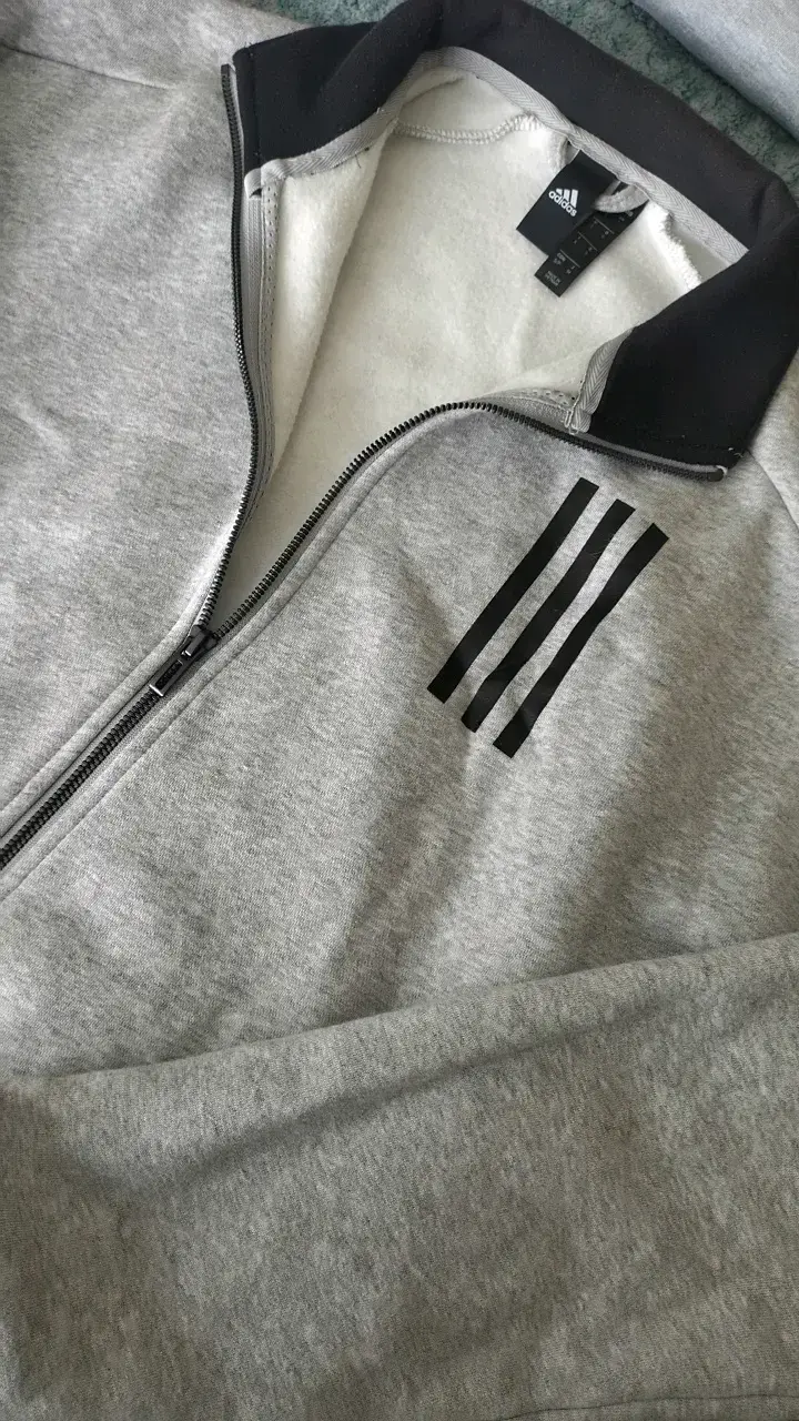 Chaqueta deportiva gris Adidas con cierre - 2