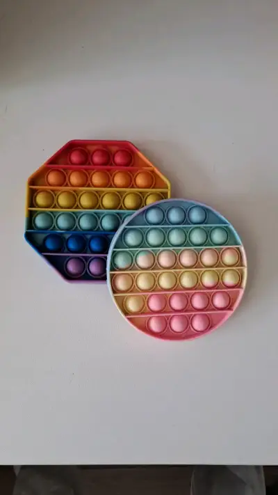 Set de juguetes sensoriales Pop It y tubo luminoso - miniatura 2