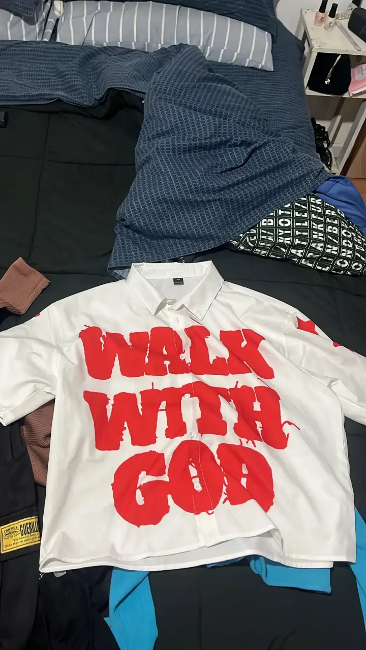 Camisa blanca con estampado rojo 'Walk With God'