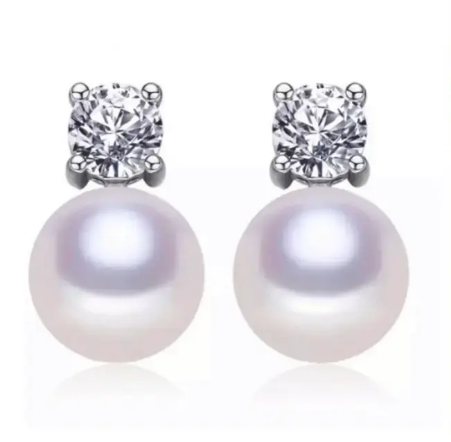 Elegantes aros de perlas y circonitas