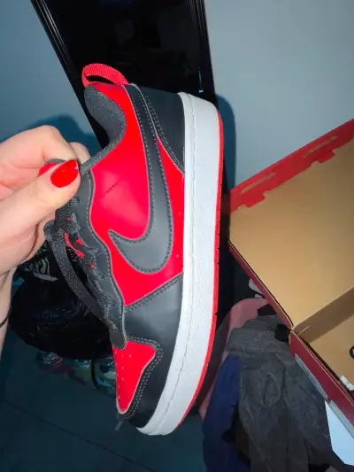Zapatillas deportivas Nike rojas y negras 23.5cm - miniatura 1